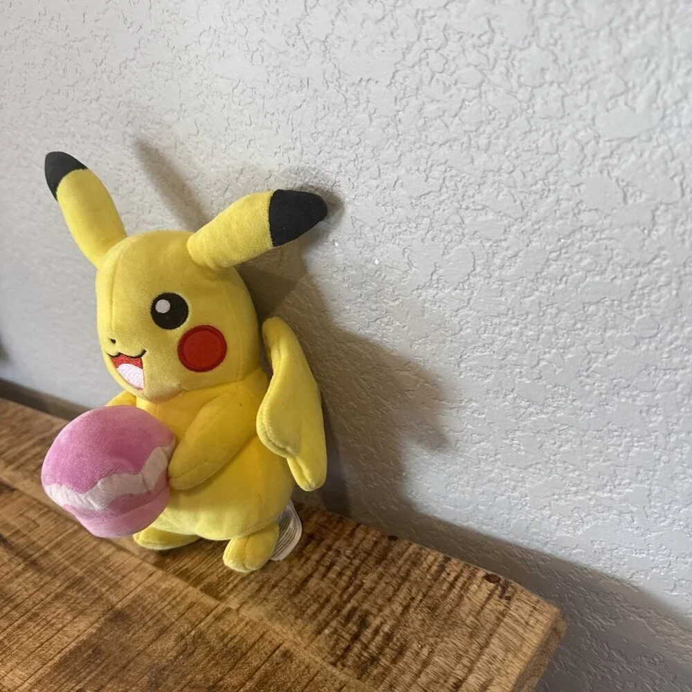 Pokémon 2022 Valentine's Day Pikachu Holding Cupcake 8” Plush Jazwares